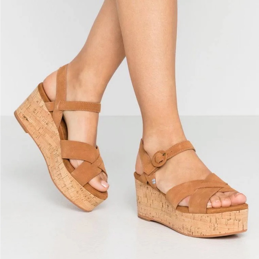 TOMS Willow Cork Wedge Sandals Tan Brown Suede Women's Size 7. Platform sandals.